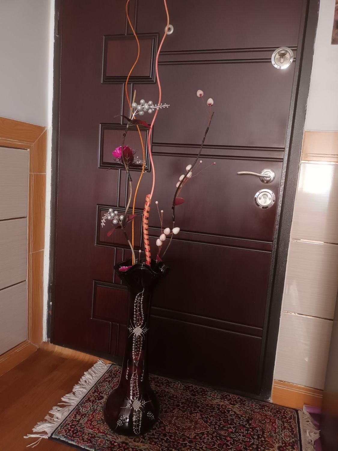 گلدان شیشه ای نو وسالم|گل مصنوعی|کرمان, |دیوار