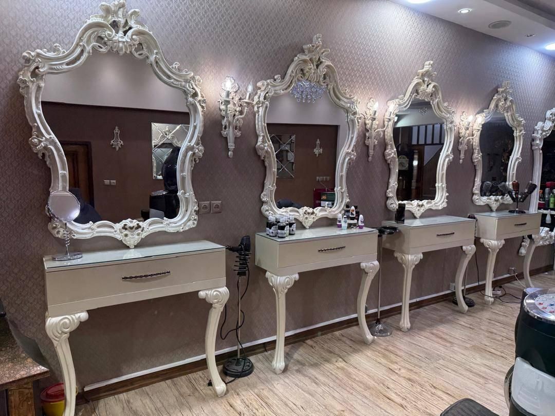 آینه و کنسول آرایشگاه بسیار تمیز|آرایشگاه و سالن‌های زیبایی|یزد, |دیوار