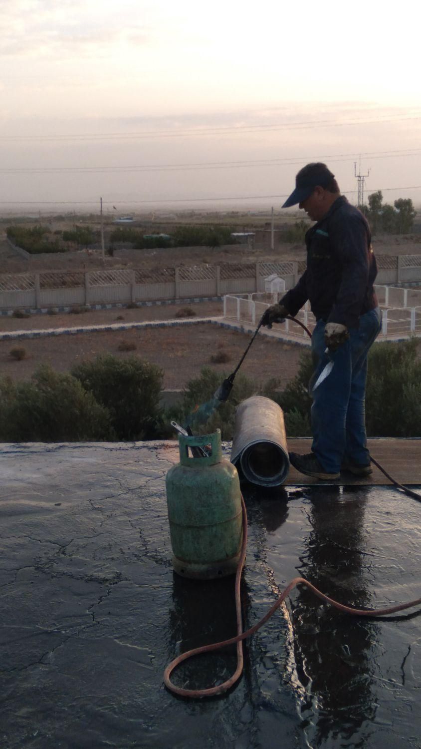 تعمیرونصب ایزوگام تشخیص نم پشت بام|خدمات پیشه و مهارت|قم, باسکول|دیوار