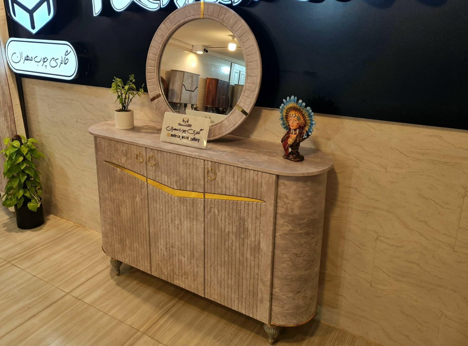 آینه و کنسول مدل بغل گرد طرح خطی وکیوم شرکتی آیینه|بوفه، ویترین، کنسول|مشهد, خواجه ربیع|دیوار