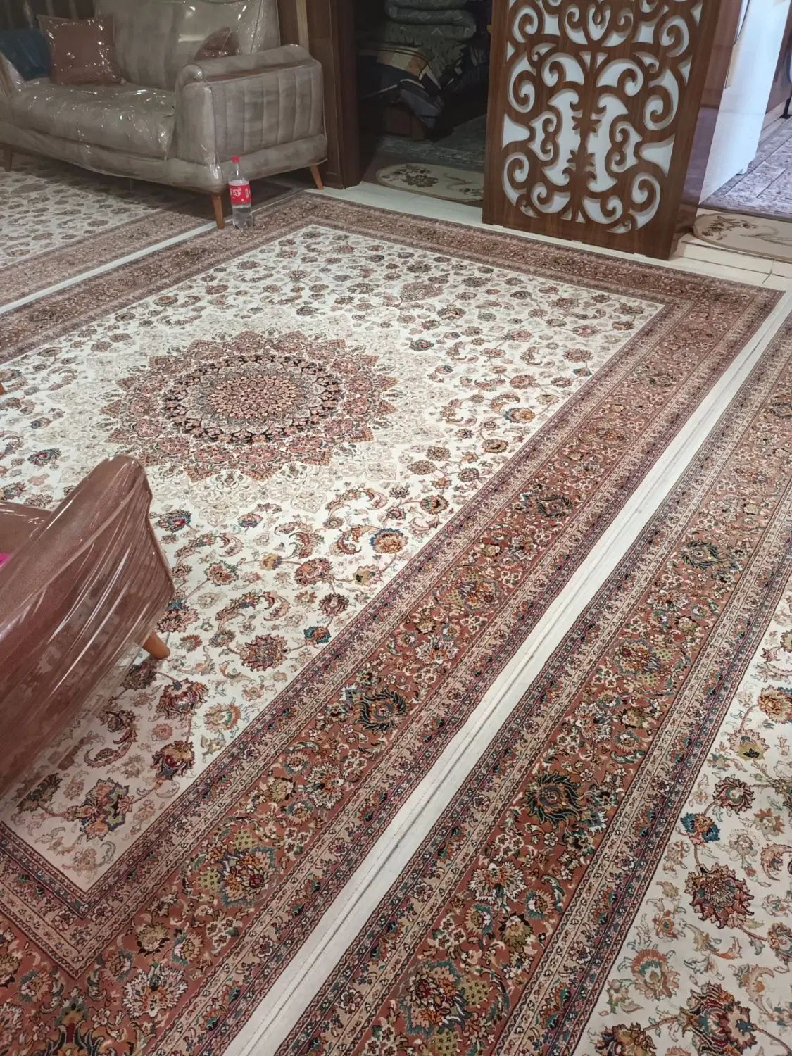 ساعت بسیار زیبا و گرد و سه تخته فرش نه متری|ساعت|مشهد, مصلی (کارمندان اول)|دیوار