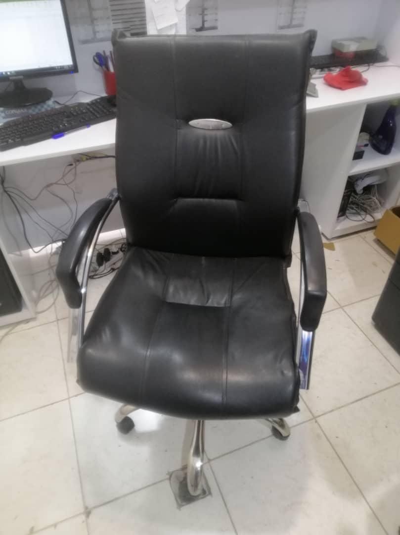 صندلی سالم و تمیز چرخ ها و جک سالم قیمت ۲۷۰۰|مبلمان اداری|فولادشهر, C7|دیوار