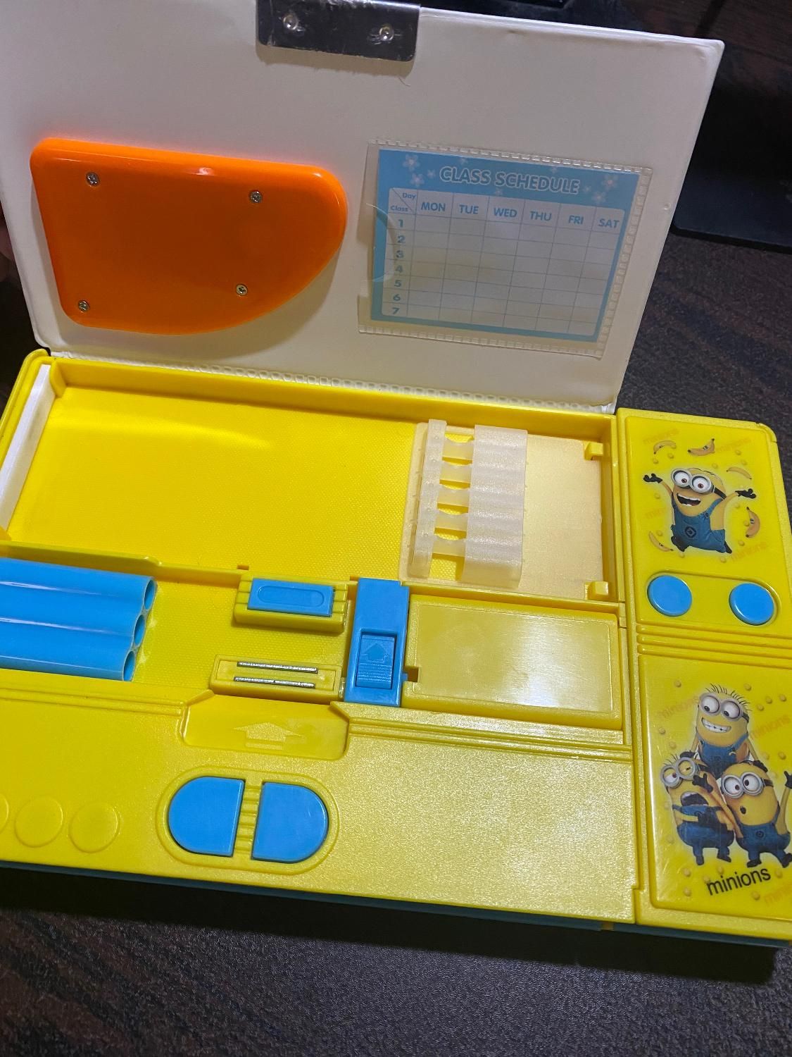 جامدادی مینیون|لوازم التحریر|رشت, گلسار|دیوار