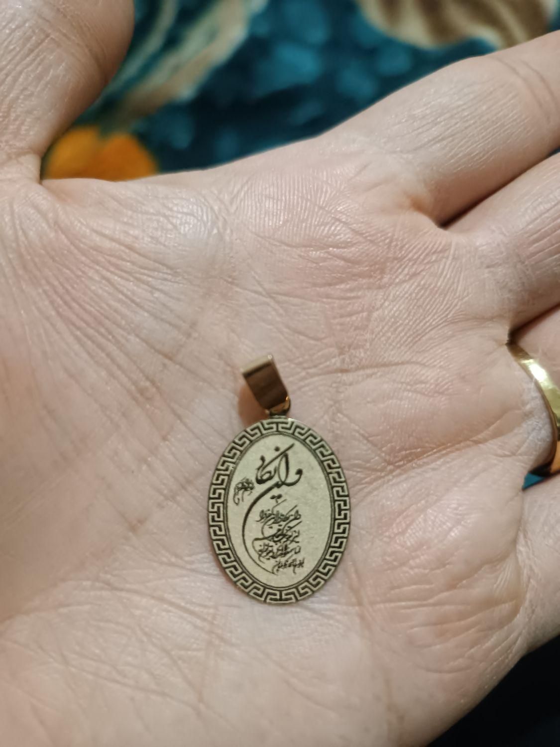 پلاک وان یکاد|جواهرات|شیراز, زرهی|دیوار