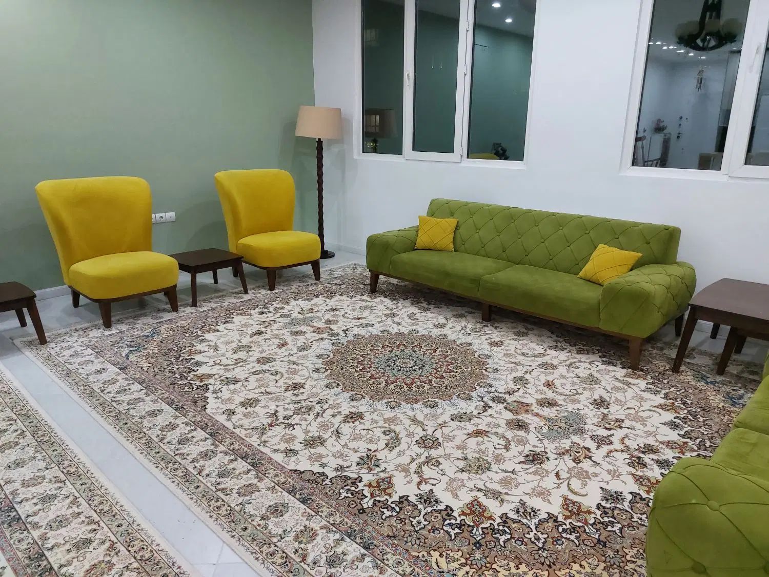 مبلمان ۹ نفره به همراه ۴ میز جلو مبلی|مبلمان خانگی و میز عسلی|مشهد, فرهنگیان (شهرک غرب)|دیوار