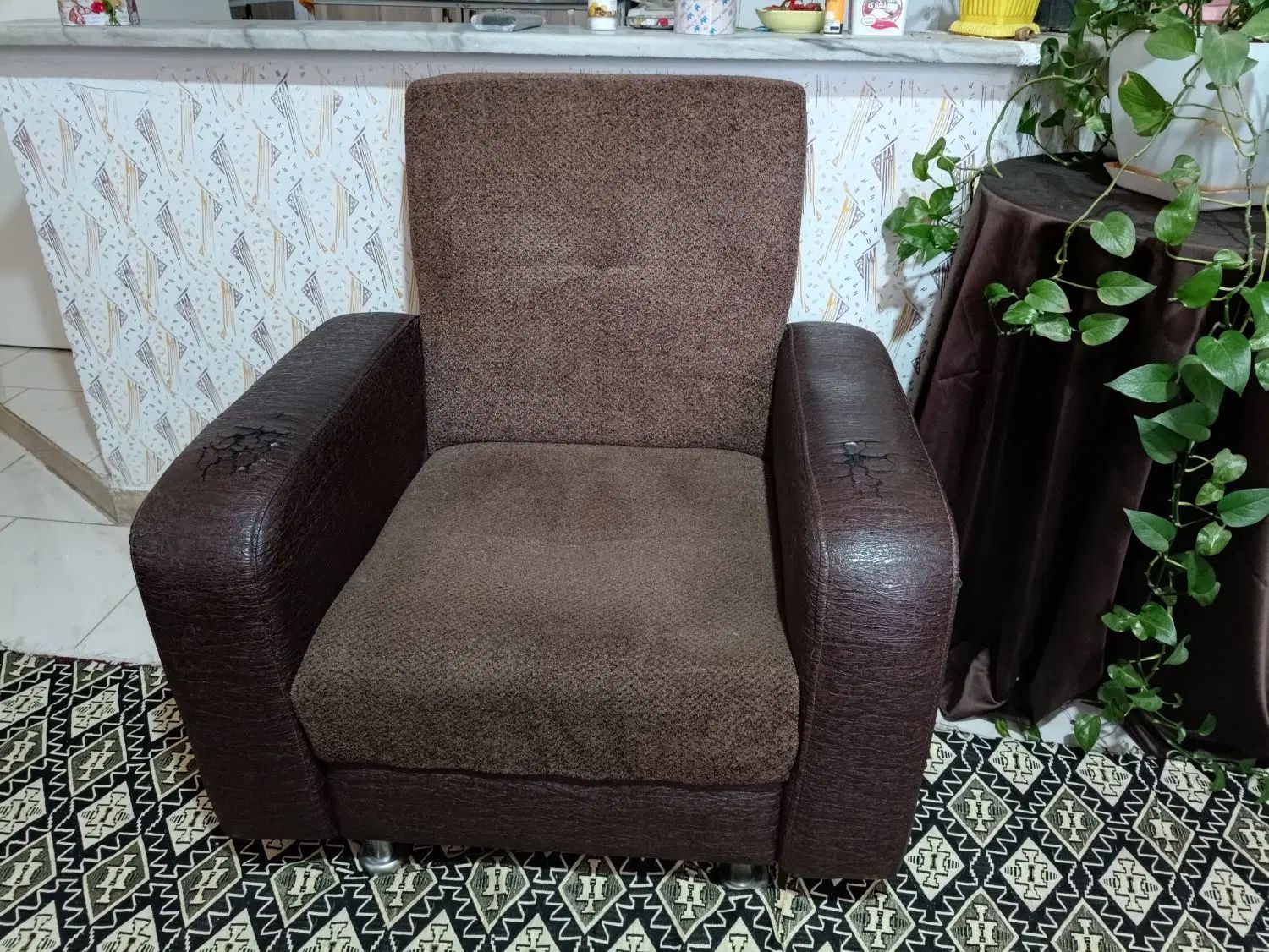 مبل نیم ست|مبلمان خانگی و میز عسلی|کرج, کوی زنبق|دیوار