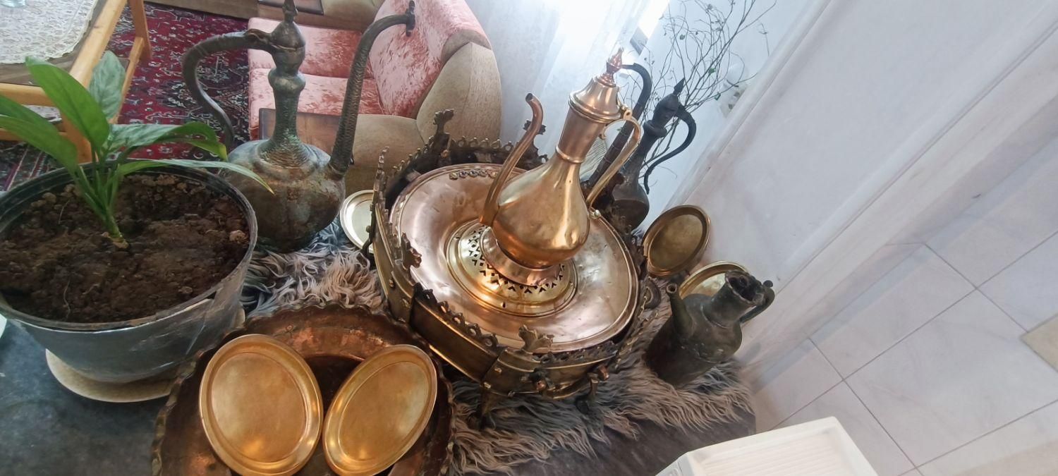 منقل برنجی|کلکسیون اشیاء عتیقه|لاهیجان, حزین|دیوار