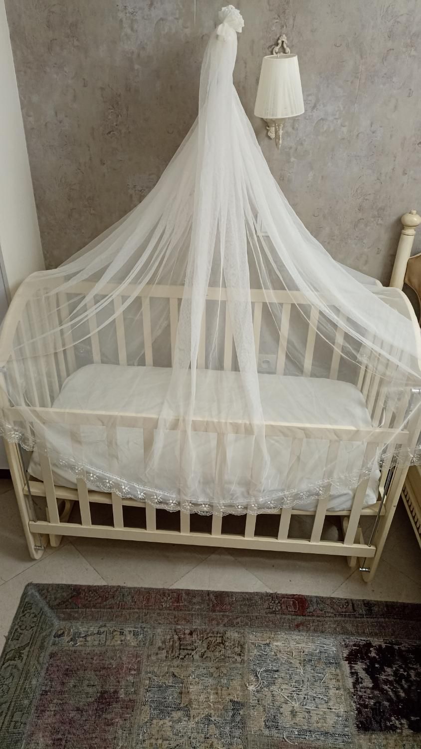 تخت بچه گهواره ای کنار تخت مادر|تخت و صندلی بچه|تهران, سوهانک|دیوار