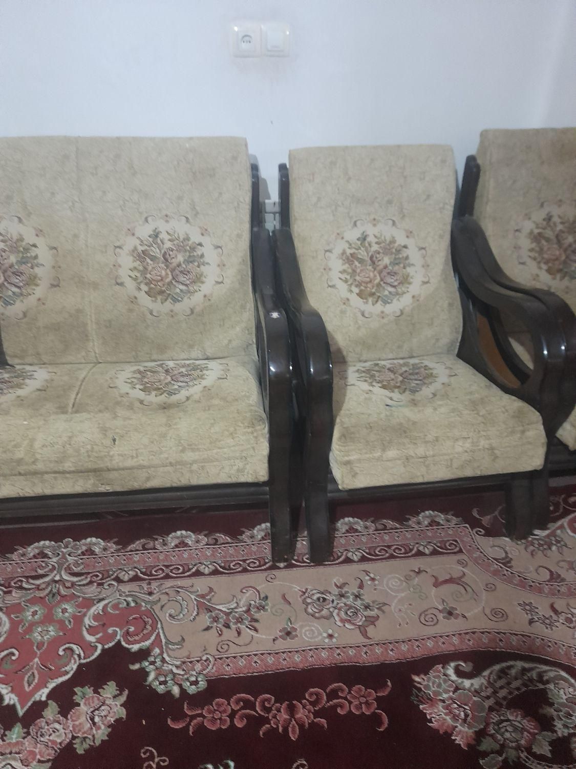 مبل چوبی ۶ نفر به فروش میرسد|مبلمان خانگی و میز عسلی|اصفهان, خیادان|دیوار