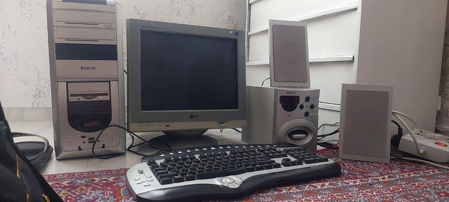 کامپیوتر رومیزی با مانیتور و کیبورد و اسپیکر|رایانه رومیزی|شاهین دژ, |دیوار