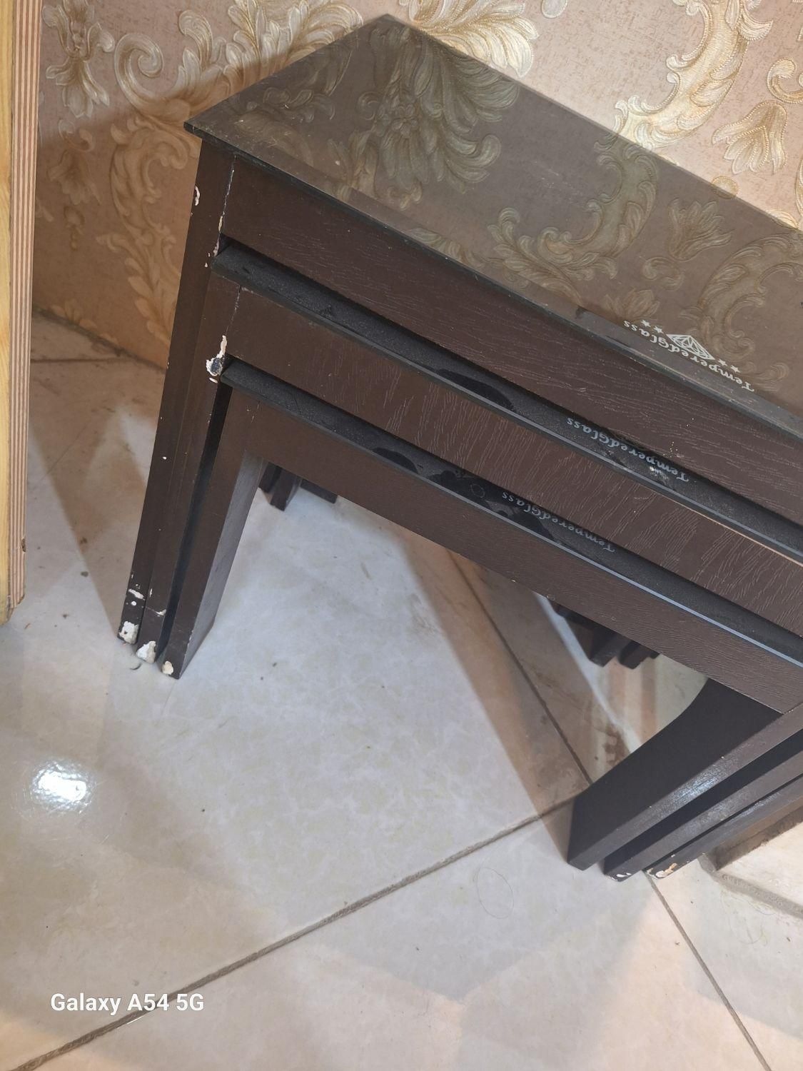 میز جلو مبلی رنگ چوب پایه هاش ریخته تو عکس مشخصه|مبلمان خانگی و میز عسلی|شیروان (خراسان), |دیوار