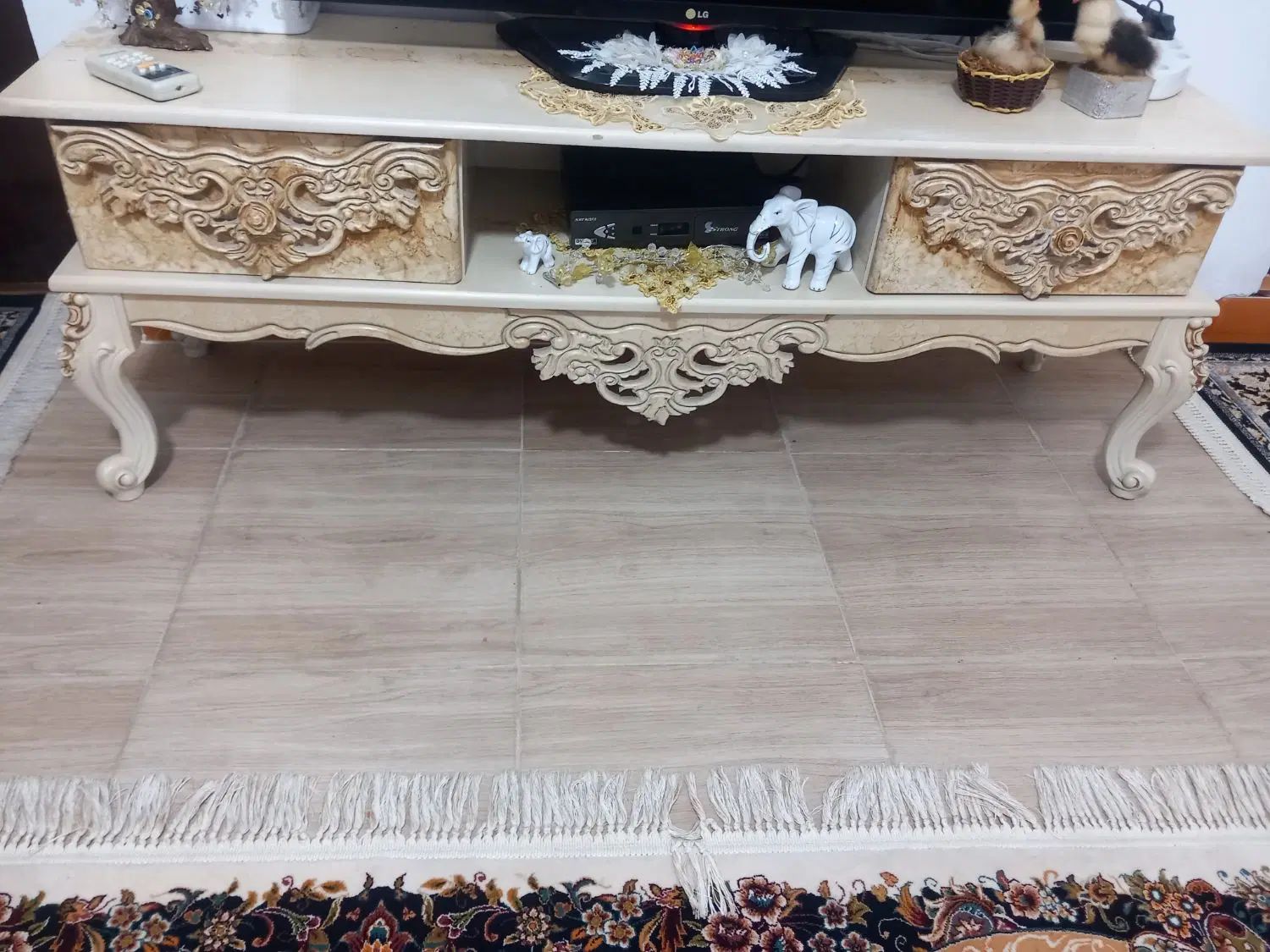 میزبسیار تمیز خوشکل دارای دو کشو ساچمه ای|میز تلویزیون|رشت, حومه رشت|دیوار