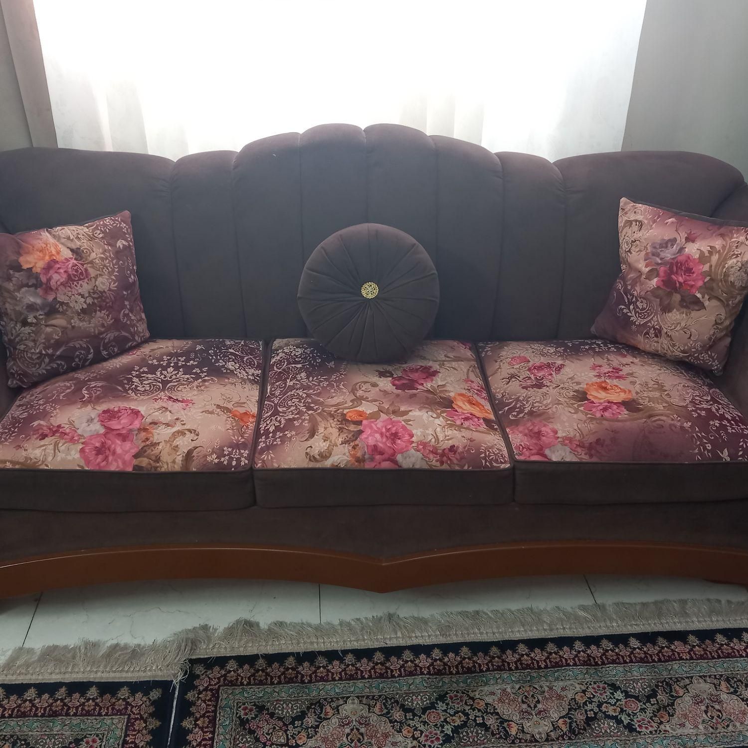 مبل با سه عدد عسلی و میز جلومبلی تمیز بدون خط و خش|مبلمان خانگی و میز عسلی|تهران, دولت‌آباد|دیوار