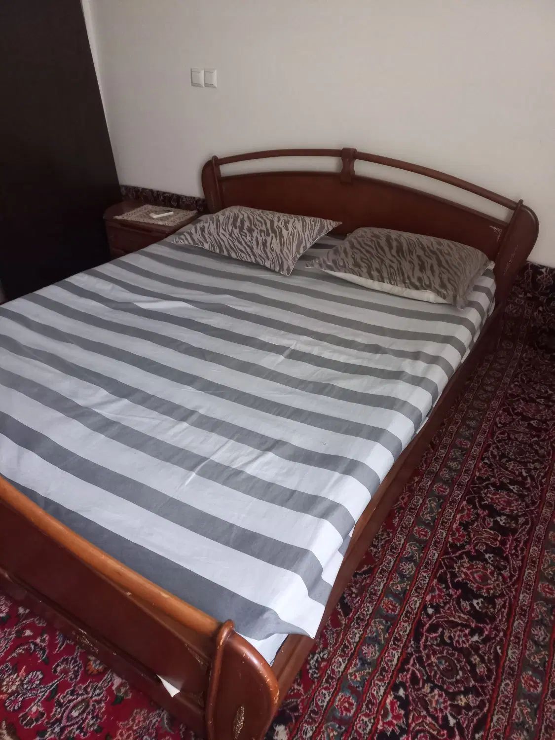 تخت دونفره چوبی + دوتا پاتختی قیمت مناسب فروش فوری|تخت و سرویس خواب|تهران, دهکده المپیک|دیوار