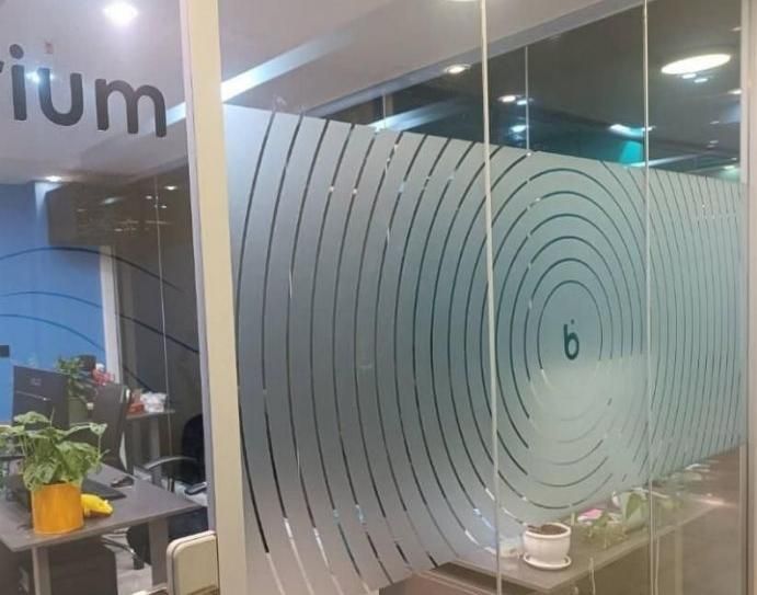 شیشه مات کن . استیکر .برش شبرنگ. روکش کابینت|خدمات پیشه و مهارت|قم, ارم|دیوار