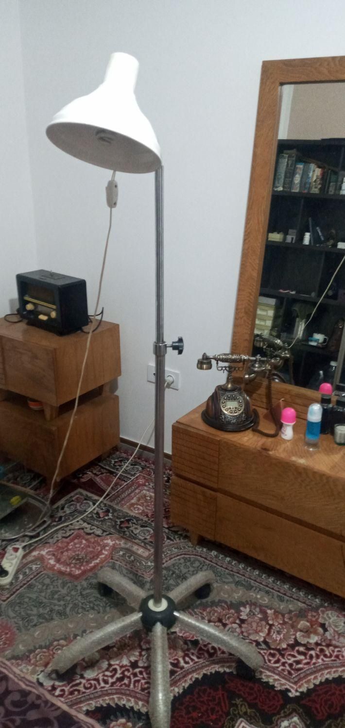 چراغ ایستاده چرخ دار بدنه استیل|لامپ و چراغ|کرج, کوی زنبق|دیوار