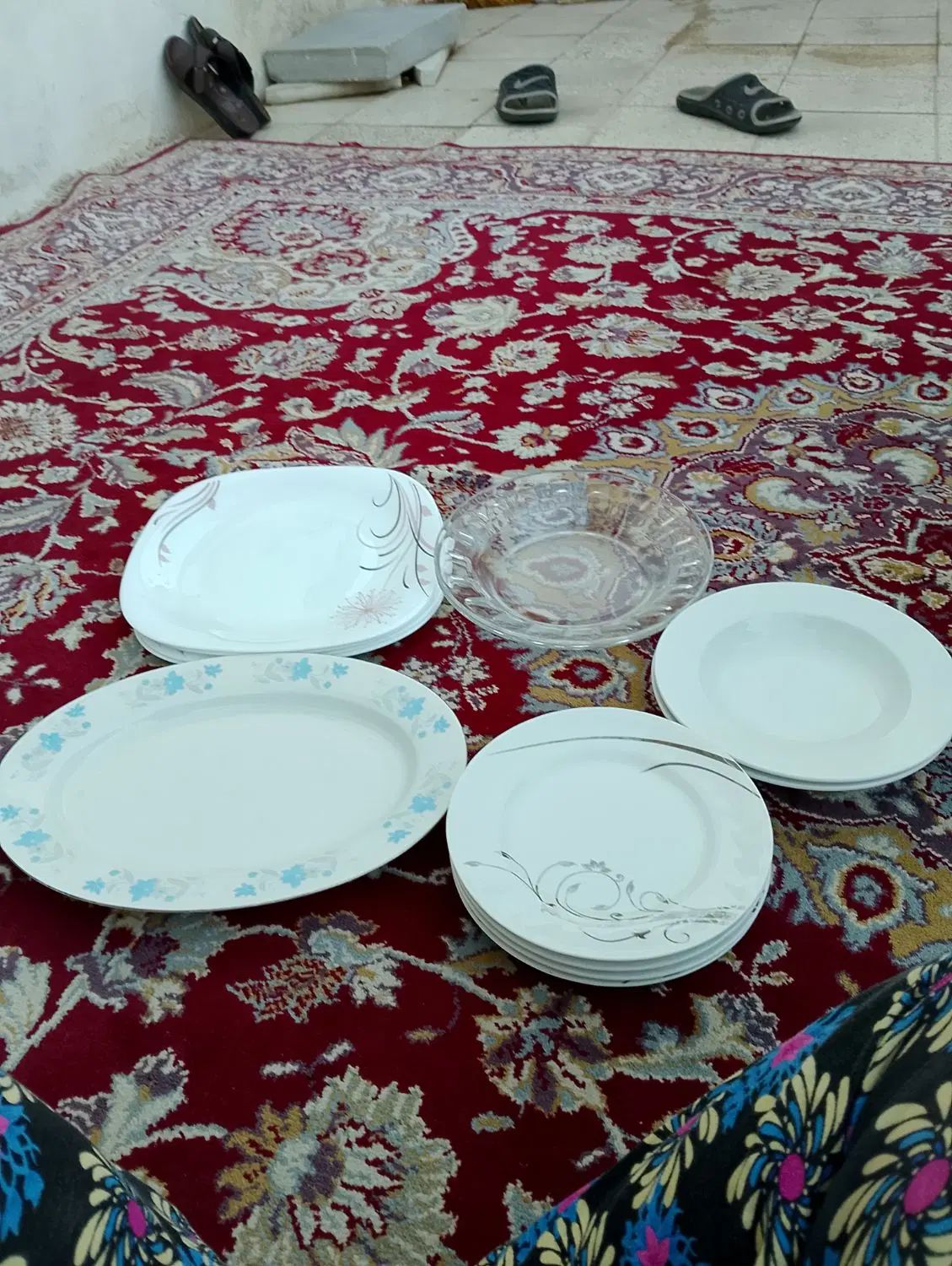 تعدادی ظروف چینی. شام خوری و میوه خوری و دیس|ظروف سرو و پذیرایی|سبزوار, باهنر|دیوار