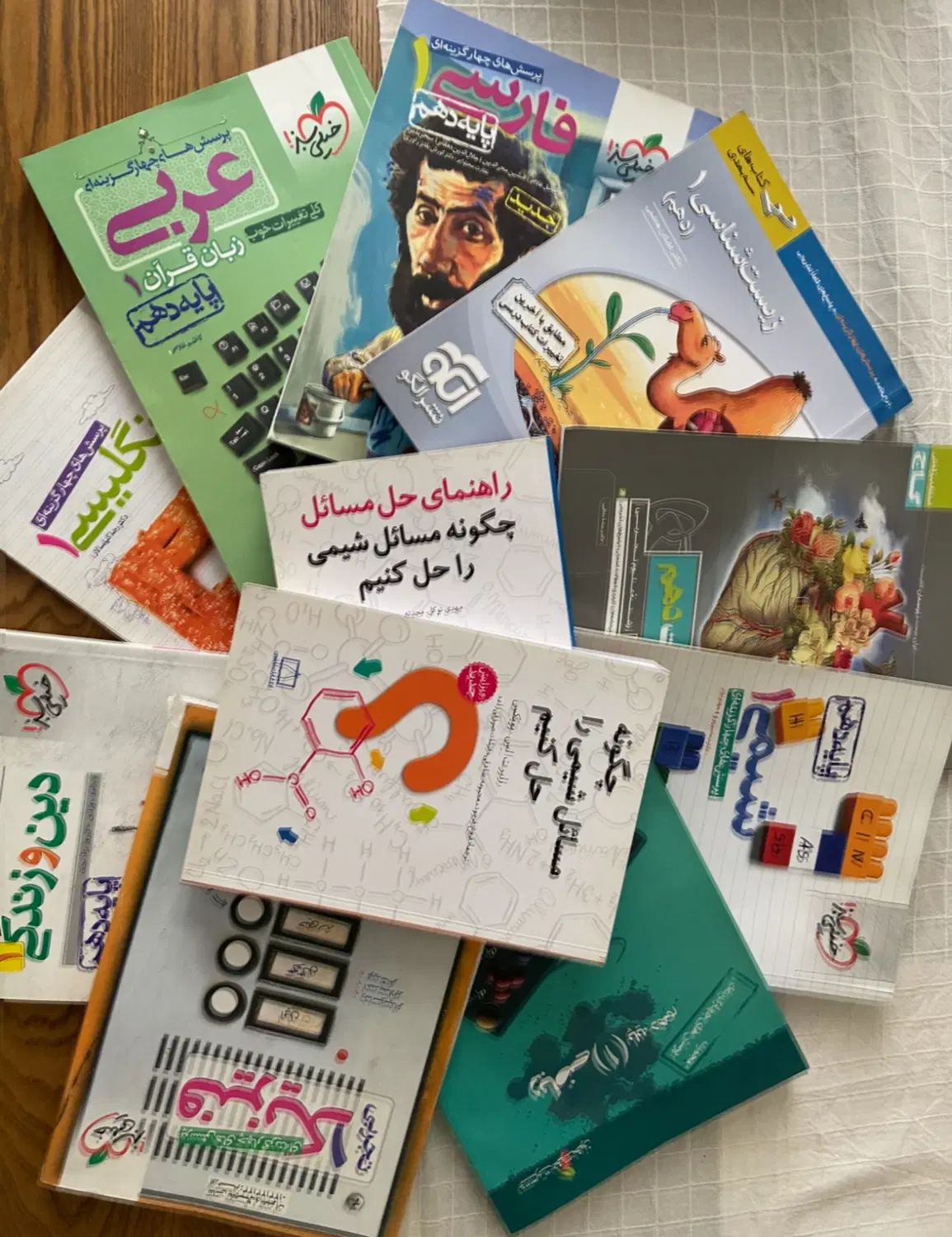 کتاب کمک درسی ۱۰-۱۱-۱۲ و آیین نامه کمتر از  جلد|کتاب و مجله آموزشی|تهران, قبا|دیوار