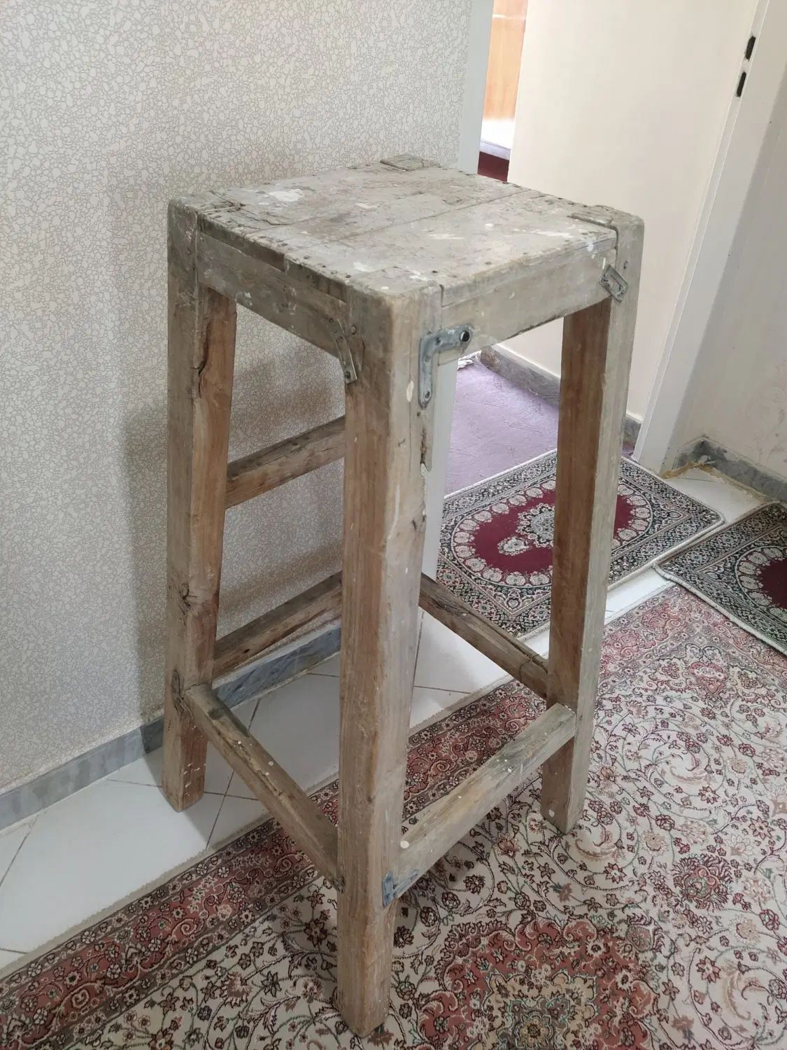 چهارپایه محکم قدیمی|صندلی و نیمکت|کرج, گوهردشت|دیوار