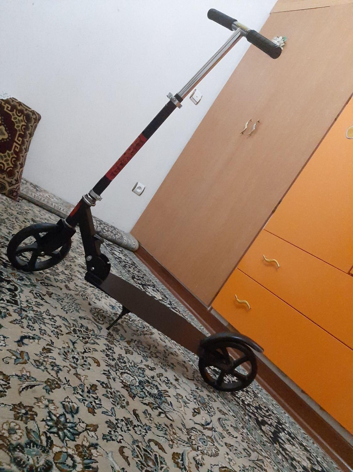 اسکوتر خارجی سایز بزرگ تخفیفم می دهم|دوچرخه، اسکیت، اسکوتر|اصفهان, کوی ولی عصر|دیوار