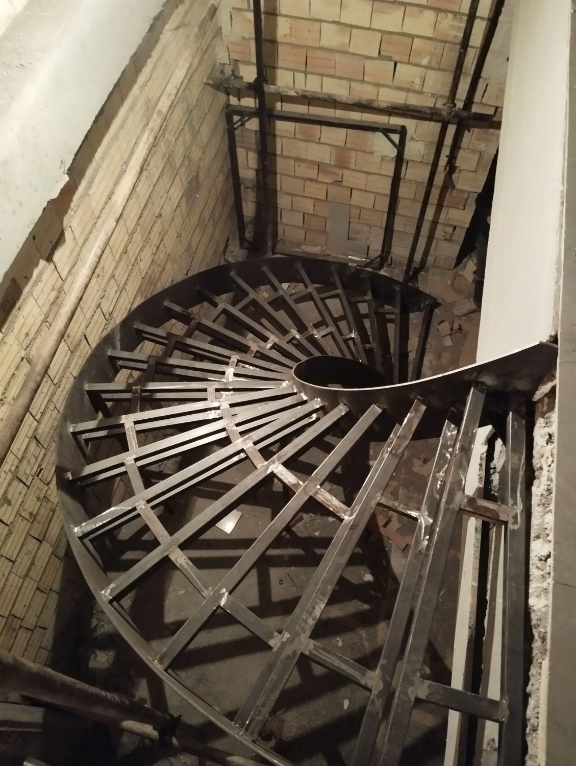 اجرای پله دوبلکس گرد|خدمات پیشه و مهارت|میانه, |دیوار