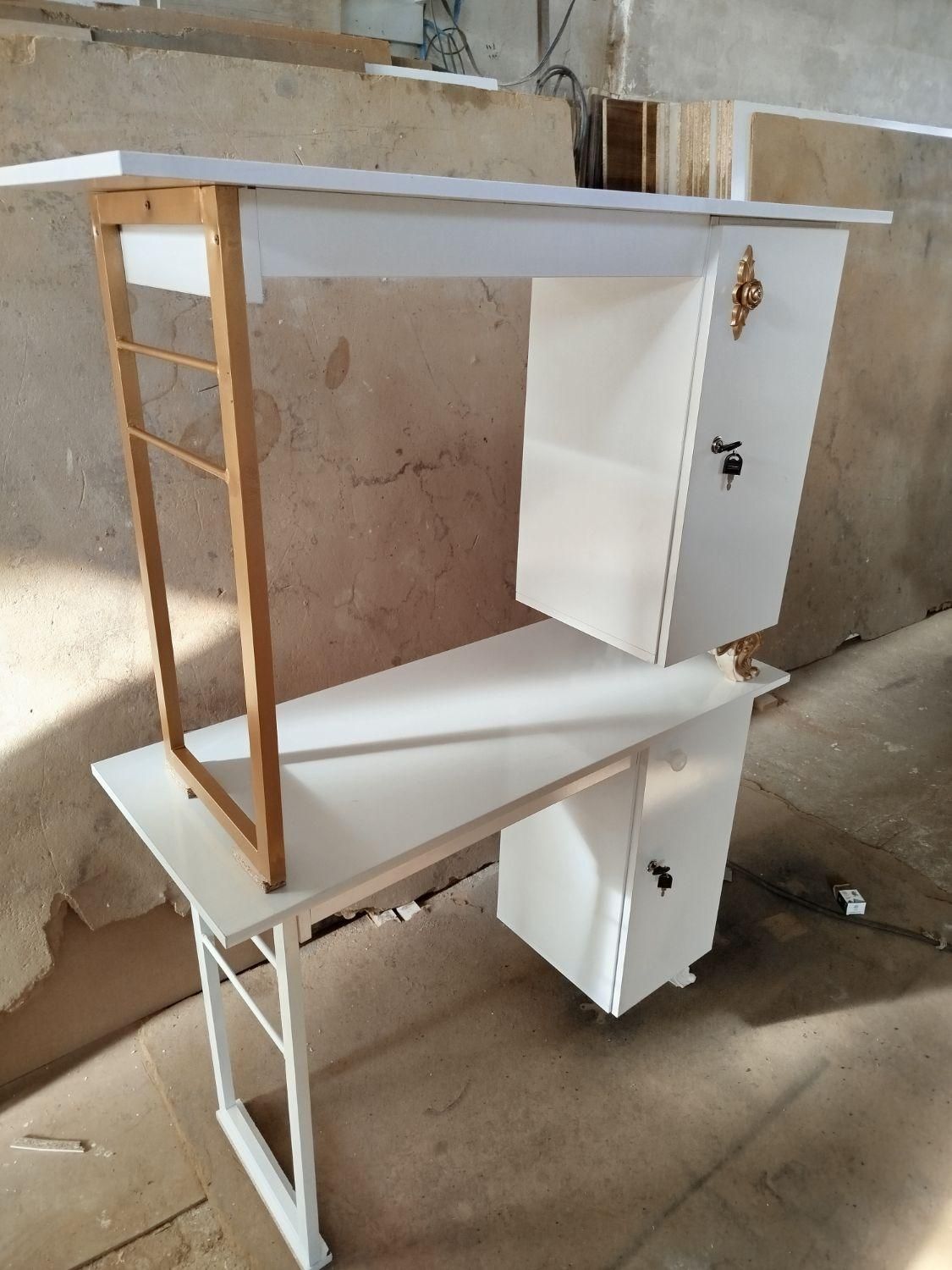 انواع میز ناخن کاری پایه فلزی و استند لاک|آرایشگاه و سالنهای زیبایی|ارومیه, |دیوار