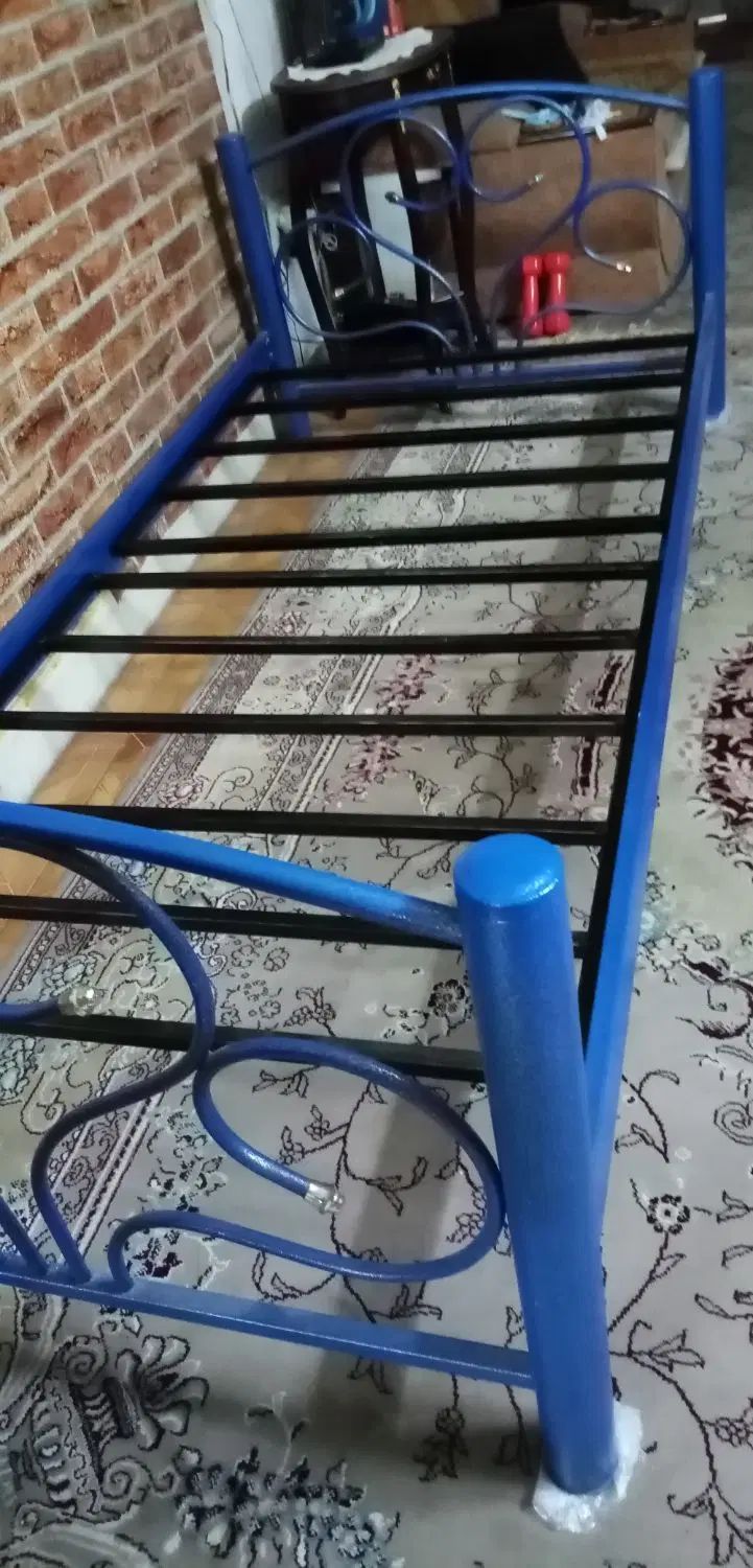 تخت یه نفره و صندلی کامپیوتر وموکت درفردیس|تخت و سرویس خواب|کرج, شهرک طالقانی|دیوار