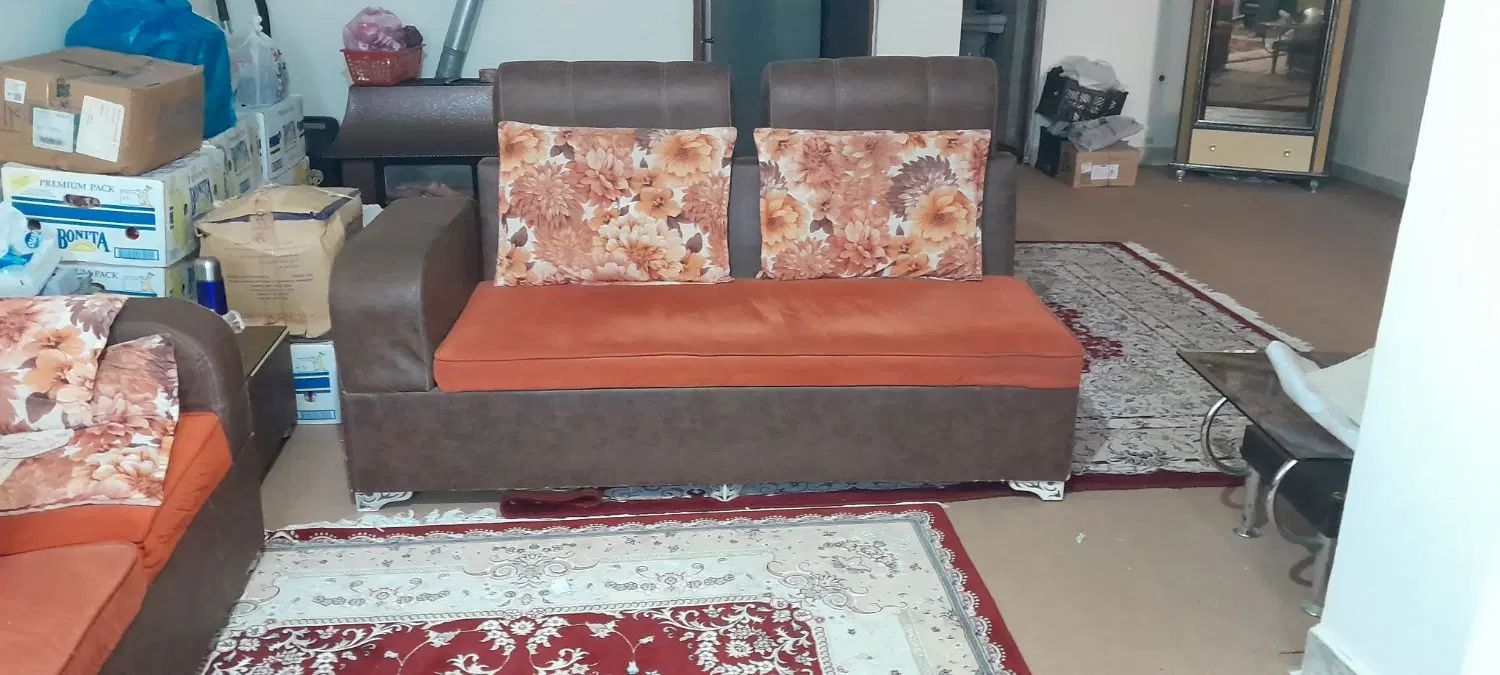 فروش مبل ۶نفری با میز عسلی چرمی. باتشک مخملی|مبلمان خانگی و میز عسلی|رشت, کوی بیانی|دیوار