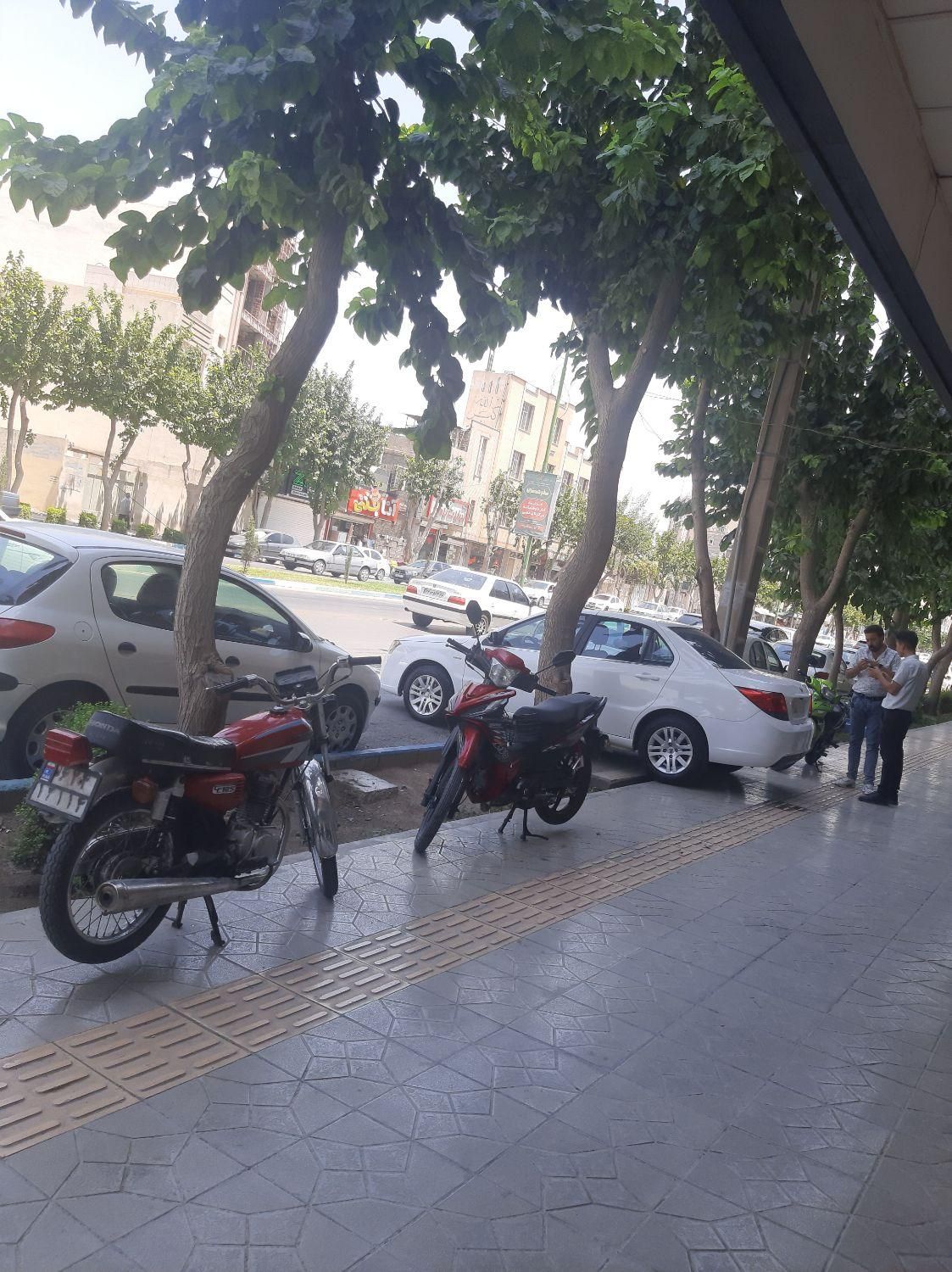 مغازه ۳۰متری بر باهنر|اجارهٔ مغازه و غرفه|اصفهان, تیران|دیوار