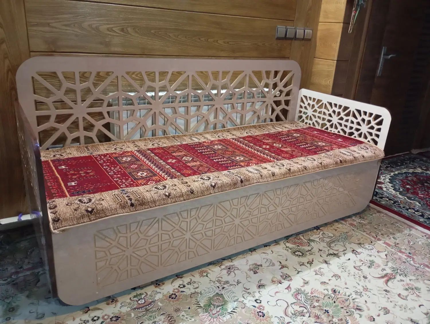 تخت سنتی|مبلمان خانگی و میز عسلی|اصفهان, میرعماد|دیوار