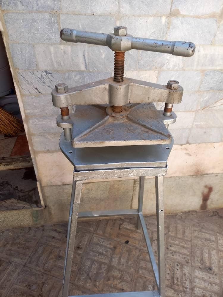 دستگاه پرس صحافی دستی|ماشین‌آلات صنعتی|اصفهان, باتون|دیوار