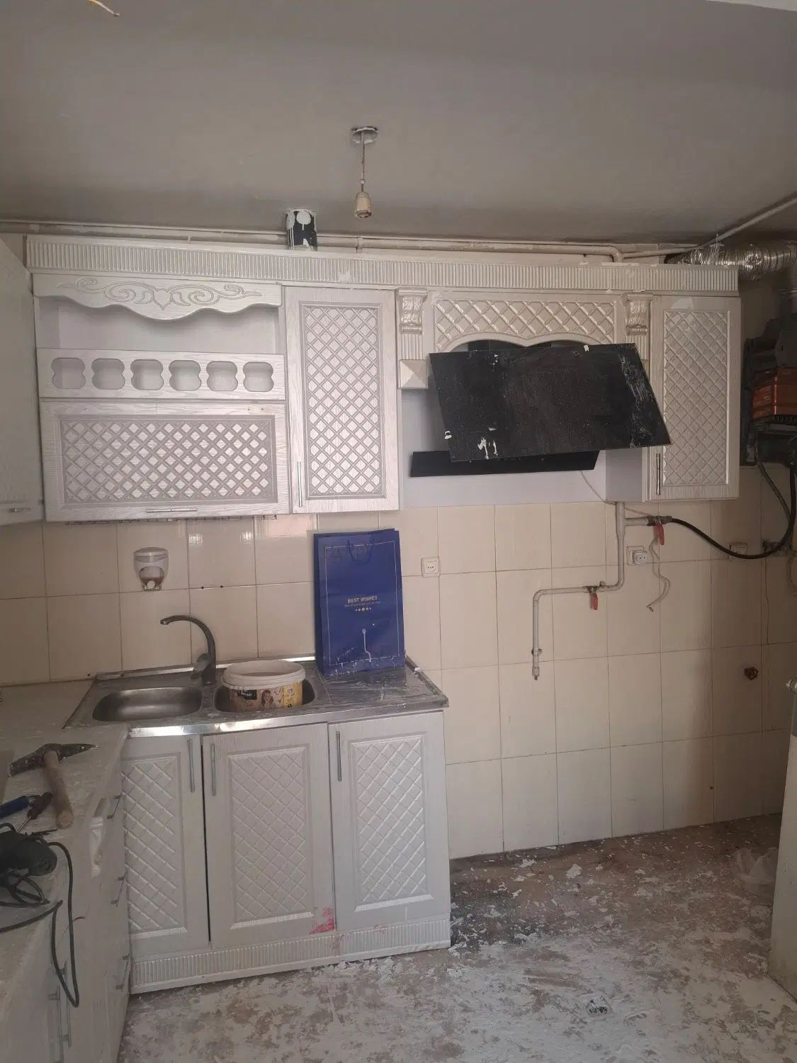 کابینت ممبران در حد نو با هود و ۲عدد بوفه ایستاد|آب‌چکان و نظم‌دهنده ظروف|کرمان, |دیوار