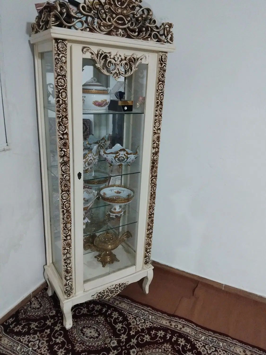 یک عدد بوفه چوبی بفروش میرسد|بوفه، ویترین، کنسول|رشت, فرودگاه سردار جنگل رشت|دیوار