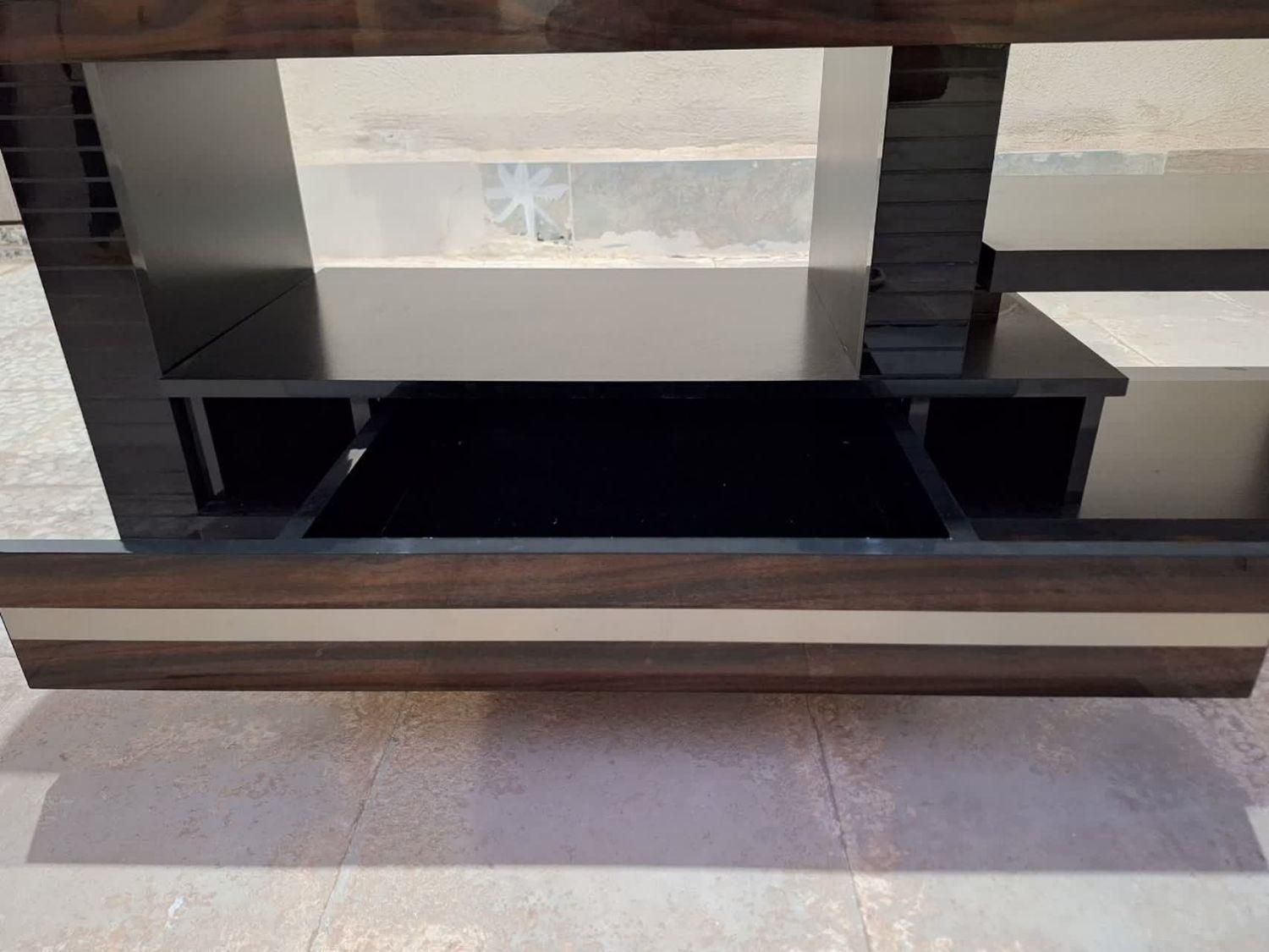 میز تلویزیون شرکتی شیک و در حد نو بدون خط،و خش|میز تلویزیون|قم, دروازه چوبی|دیوار