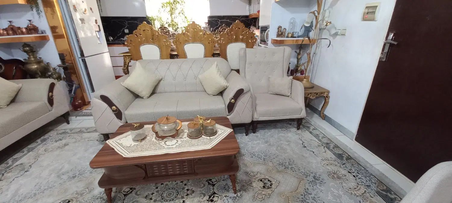 مبل راحتی تقریبا ۵ ماهه خریداری شده فاکتور موجوده|مبلمان خانگی و میز عسلی|نسیم‌شهر, |دیوار