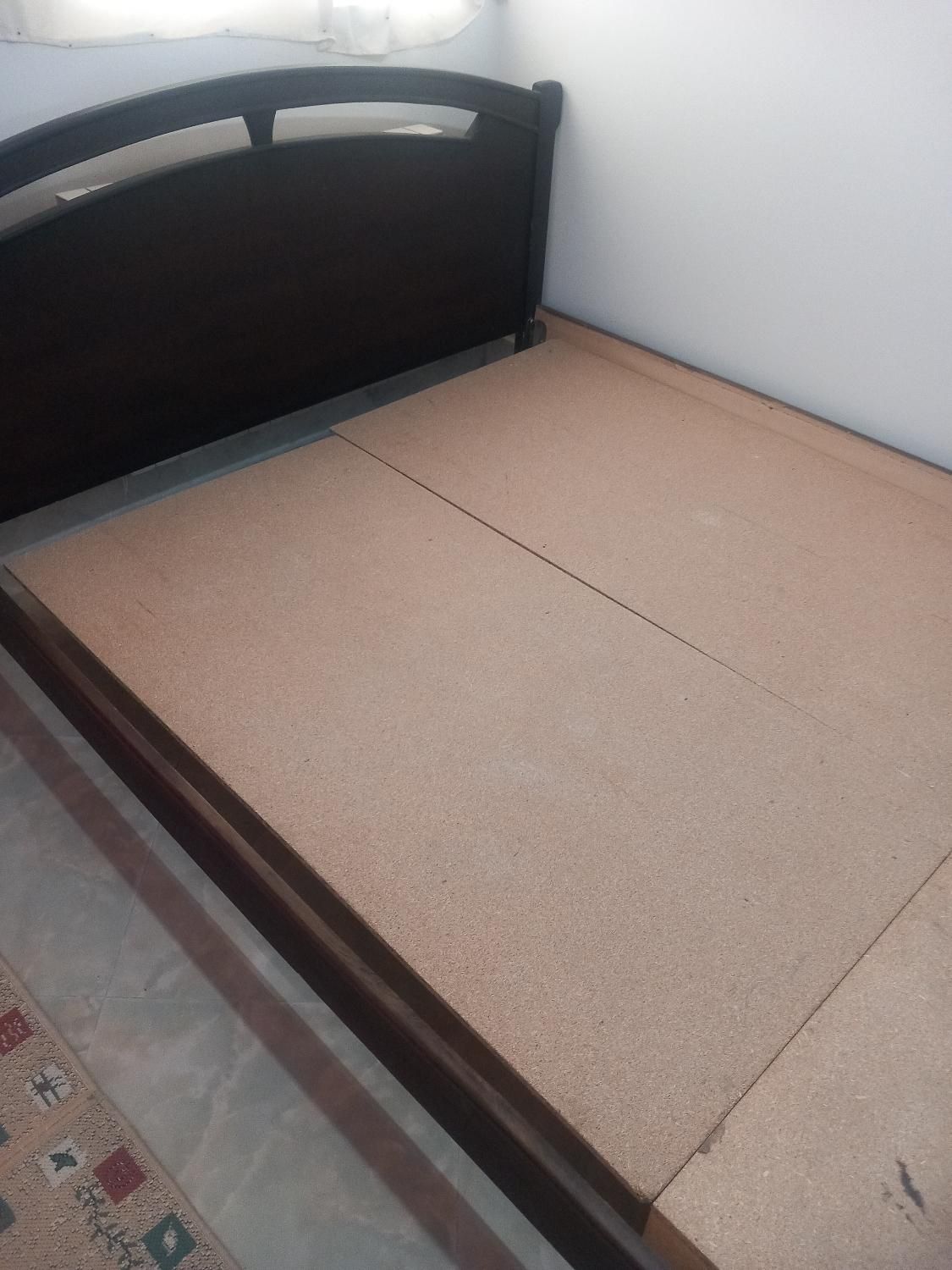 تخت دونفره کاملا سالم رنگ قهوه ای|تخت و سرویس خواب|کرج, باغستان|دیوار
