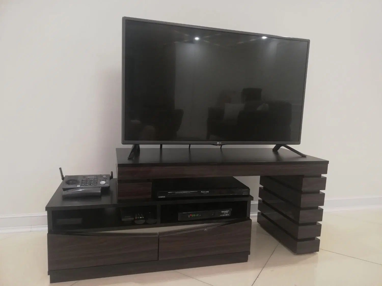 تلویزیون LG به همراه میز تلویزیون|تلویزیون و پروژکتور|تهران, باشگاه نفت|دیوار