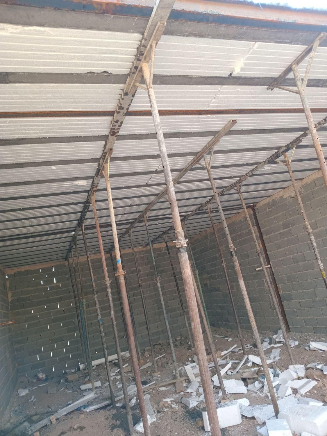 اجرای سقف کرومیت و تیرچه پاشنه بتن تمام صنعتی|خدمات پیشه و مهارت|ورامین, ورامین|دیوار