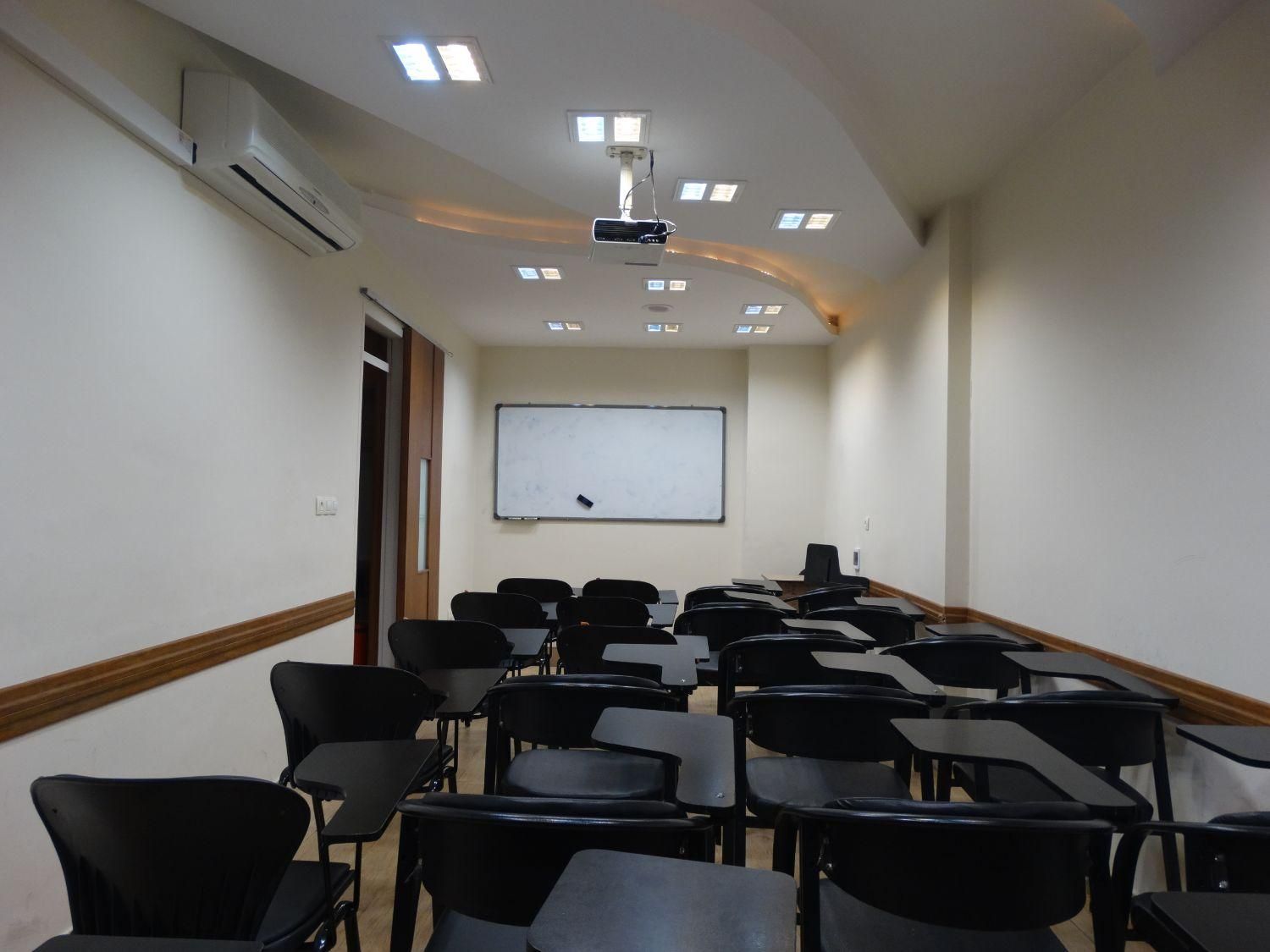 اجاره کلاس آموزشی مجهز در مرکز تهران|اجارهٔ کوتاهمدت دفتر کار و فضای آموزشی|تهران, صادقیه|دیوار