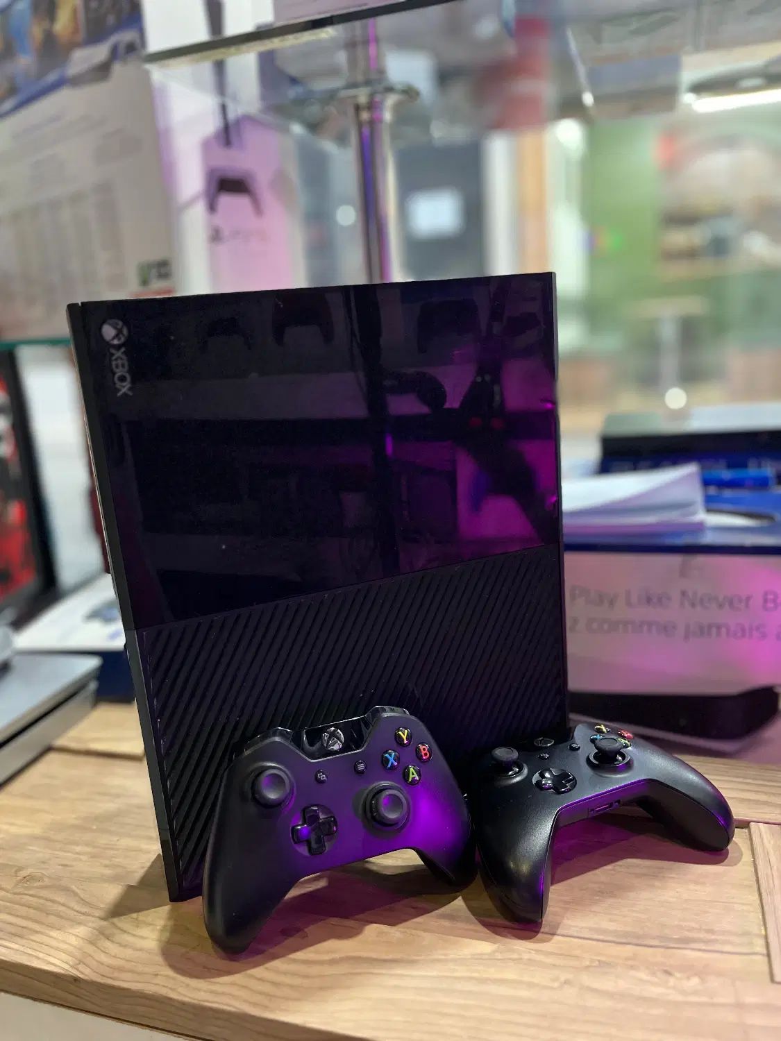 Xbox one ۵۰۰ گیگابایت دو دسته اصلی به همراه بازی|کنسول، بازی ویدئویی و آنلاین|تهران, فردوس|دیوار