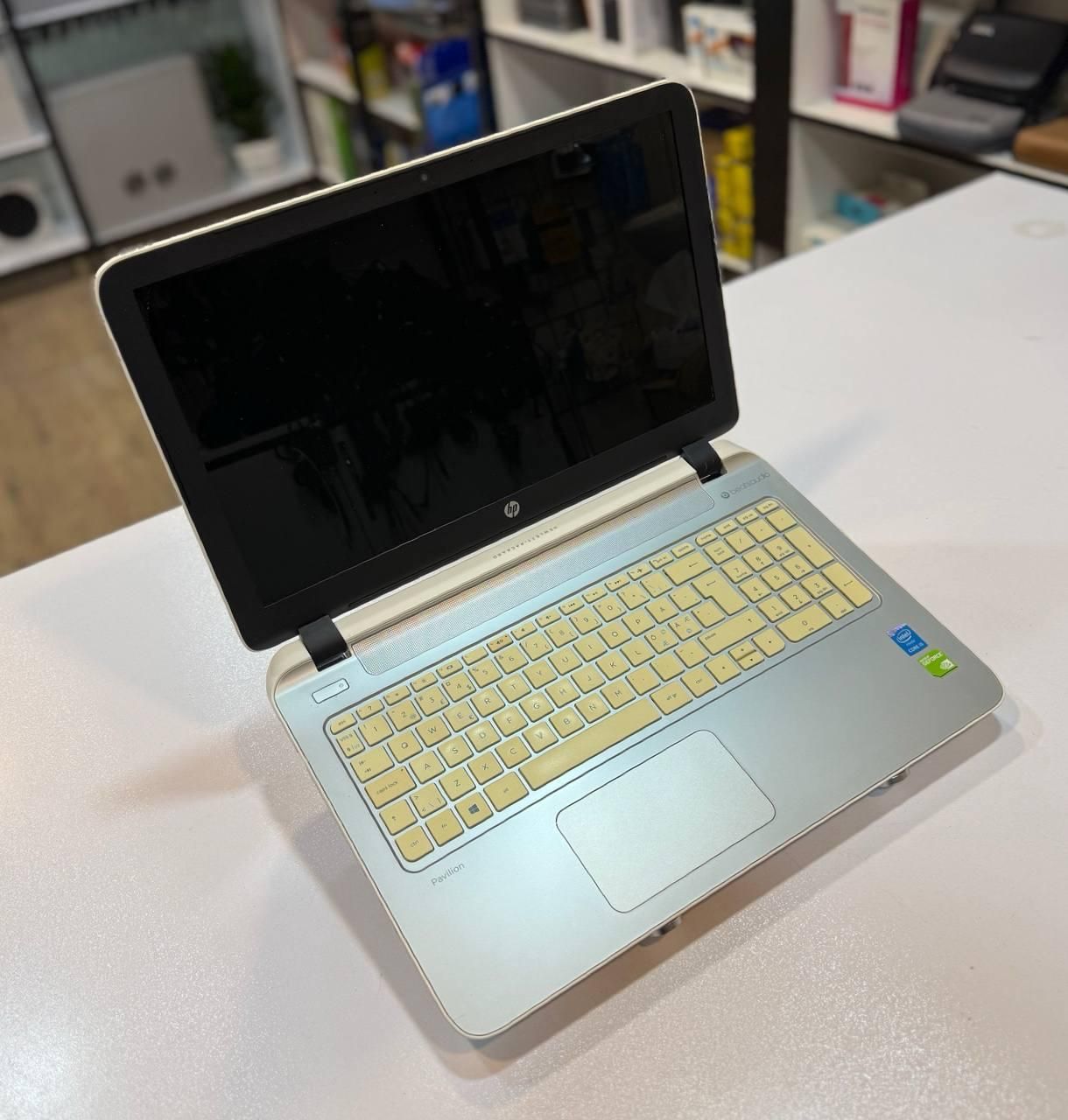 لپ تاپ سفید رنگ hp pavilion 15 . نسل ۵ با گرافیک ۲|رایانه همراه|شاهرود, |دیوار