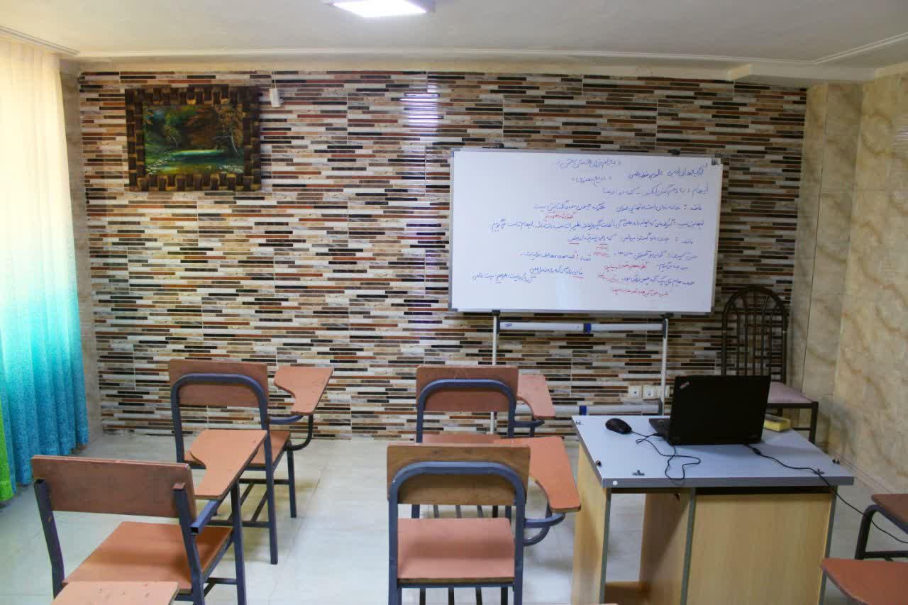 صندلی و میز و وایت برد آموزشگاه|صندلی و نیمکت|کرج, درختی|دیوار