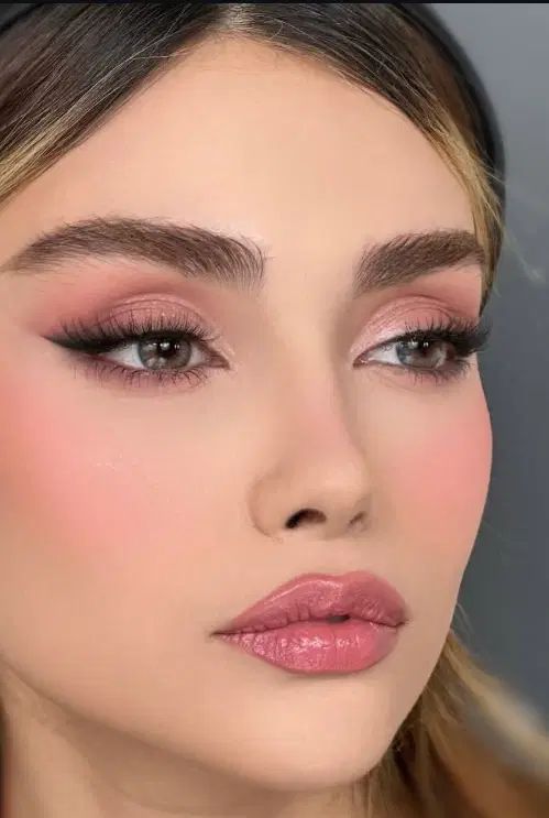 خدمات میکاپ و شینیون ۹۰۰ / آموزش میکاپ ۴/۷۰۰|خدمات آرایشگری و زیبایی|کرمان, |دیوار