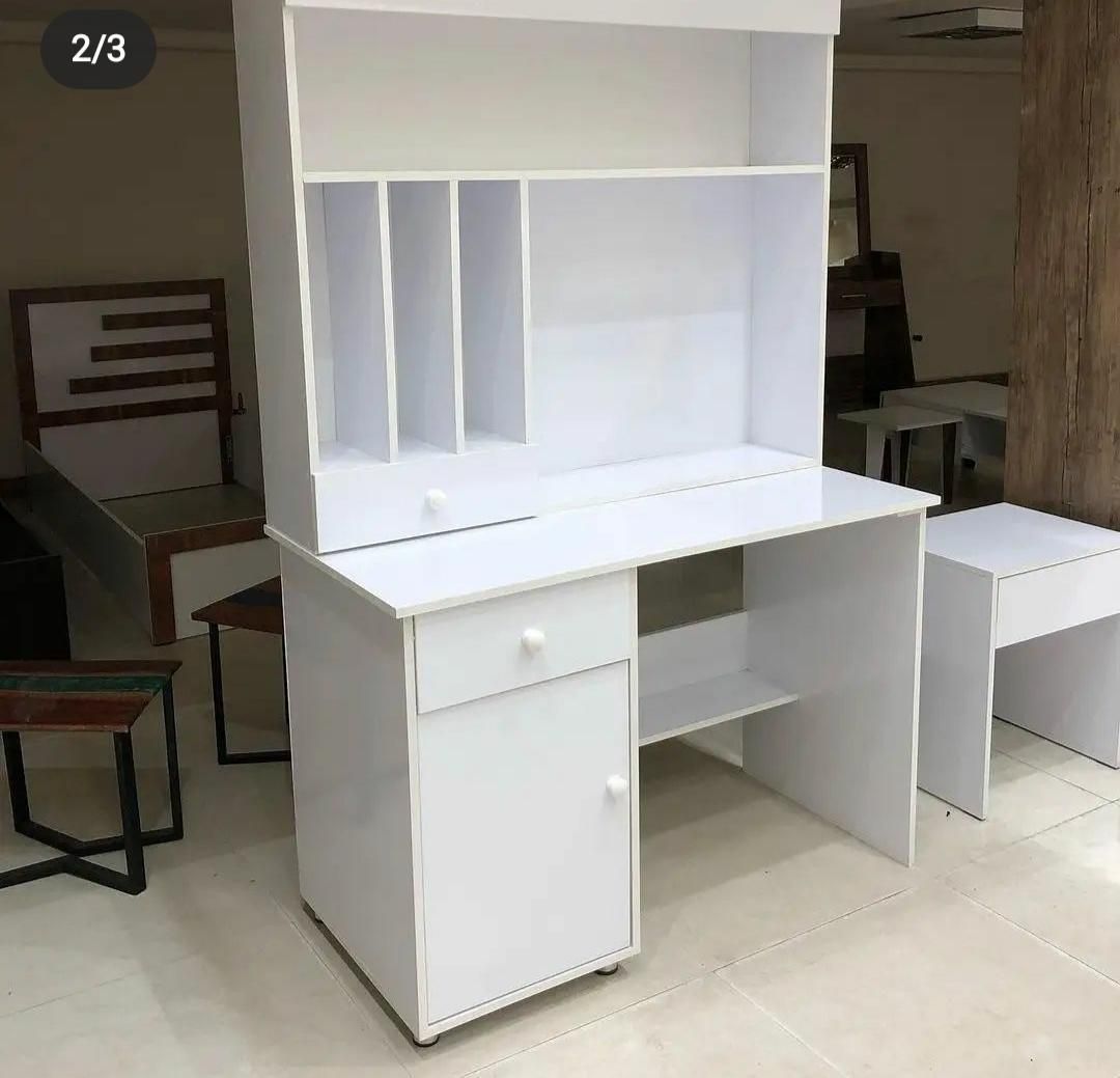 میز تحریر و کامپیوتر.|میز تحریر و کامپیوتر|اراک, |دیوار