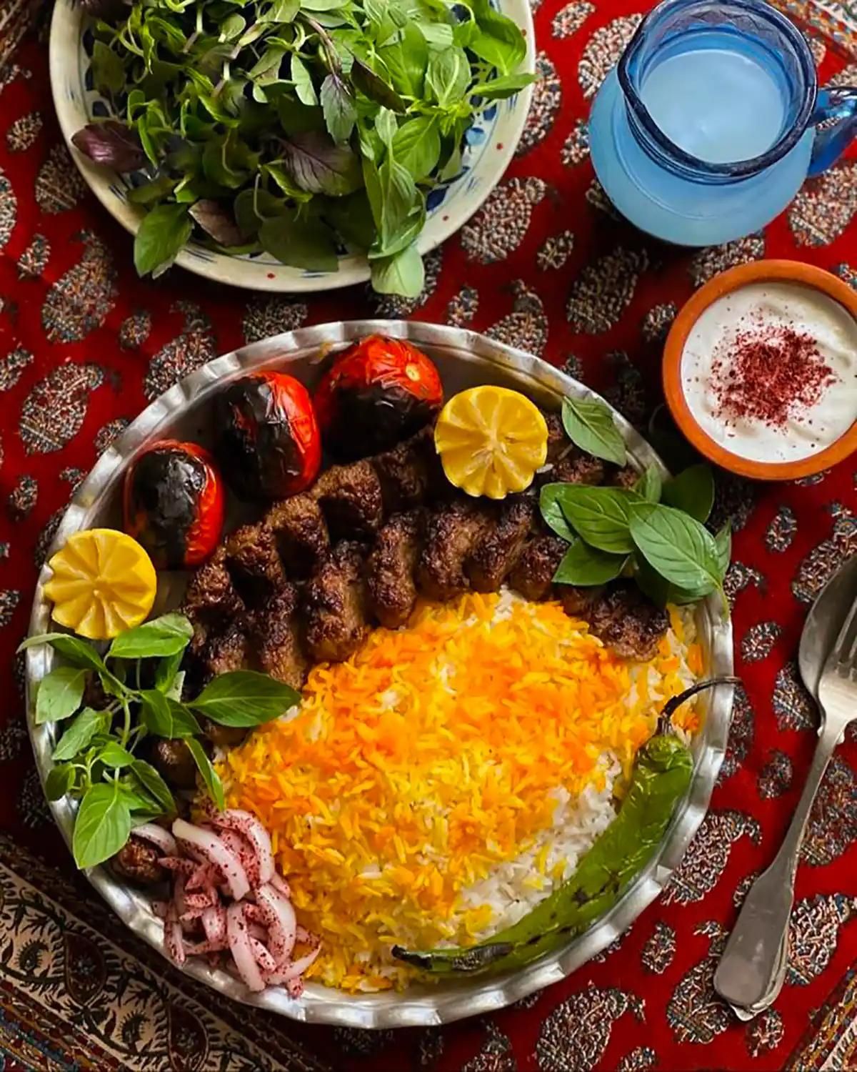 استخدام اشپز یا کمک آشپز و قلیان زن با حقوق خوب|استخدام خدمات فروشگاه و رستوران|سبزوار, توحیدشهر|دیوار