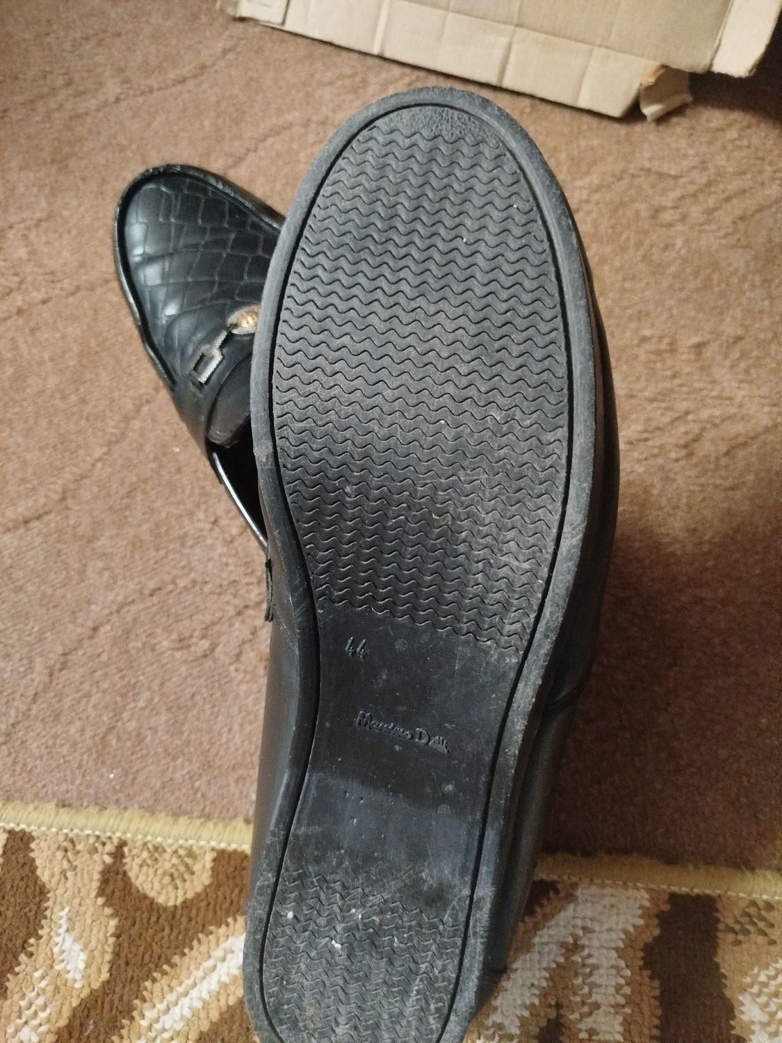 کفش|کیف، کفش، کمربند|میانه, |دیوار