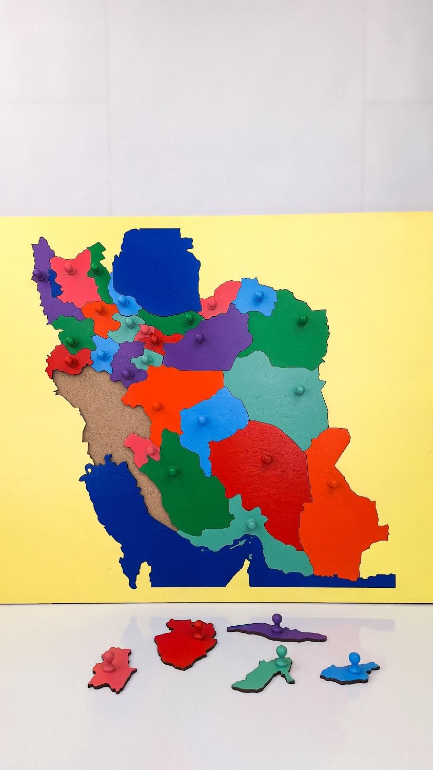 استخدام نیروی خانم جهت رنگ آمیزی اسباب بازی چوبی|استخدام هنری و رسانه|خمینی‌شهر, |دیوار