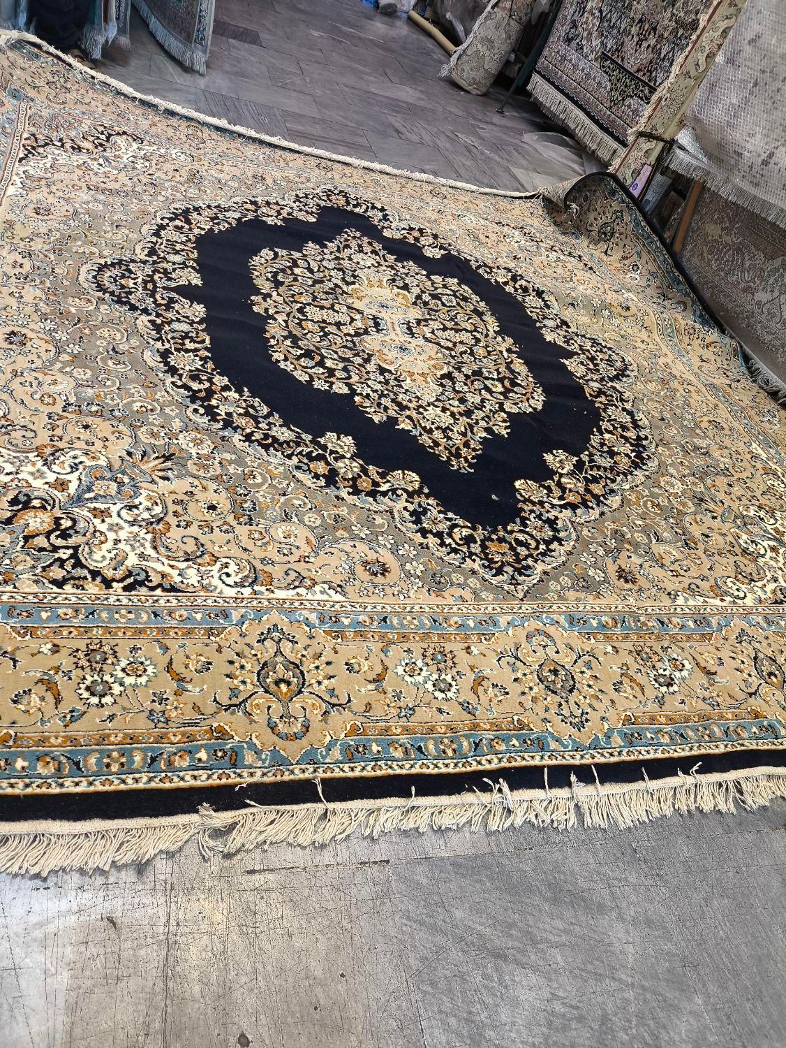 فرش مربع(3×3) سورمه ای بوم اکریلیک|فرش|تهران, تهران‌نو|دیوار