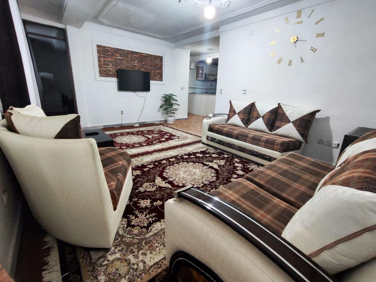 سویت پارکینگ دار هتل اقامتگاه کاج|اجارهٔ کوتاه‌مدت آپارتمان و سوئیت|سنندج, |دیوار