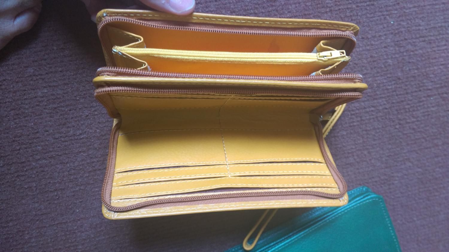 فروش تعداد محدود ۸۰ عدد کیف پول چرم گاوی زنانه|کیف، کفش، کمربند|کرج, حسین آباد (اکبر آباد)|دیوار